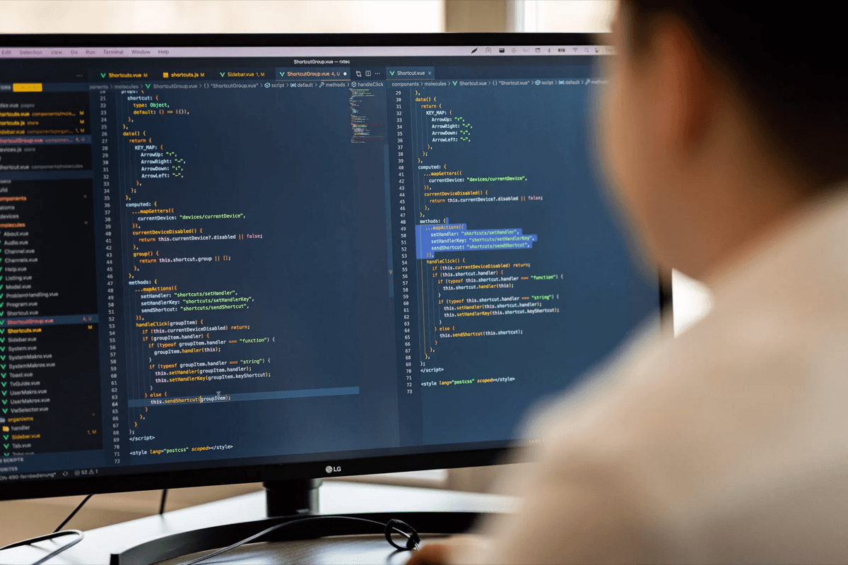 Ein Bildschirm mit Programmiercode Ein Bildschirm mit Programmiercode