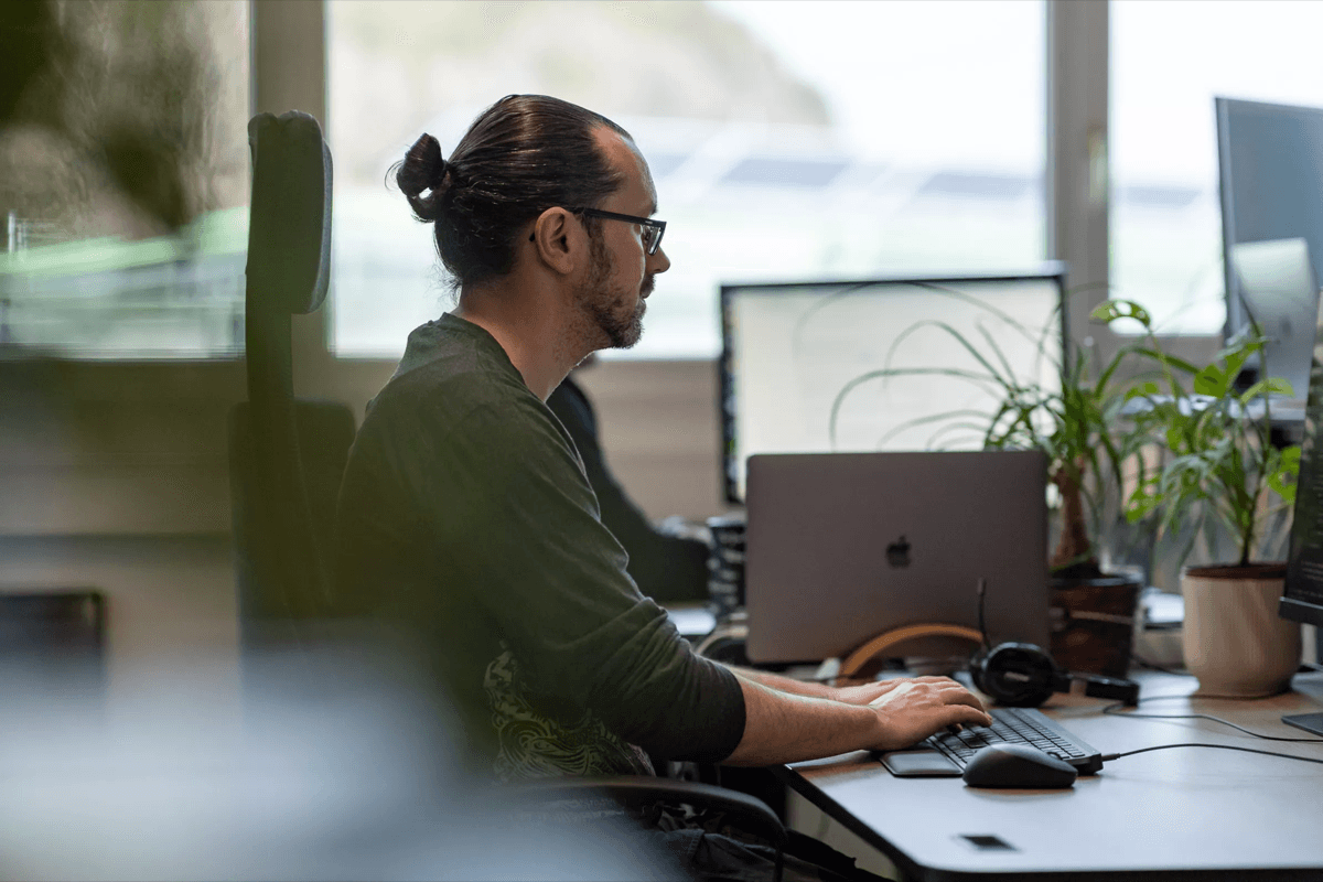 Ein Programmierer bei der Arbeit Ein Programmierer bei der Arbeit